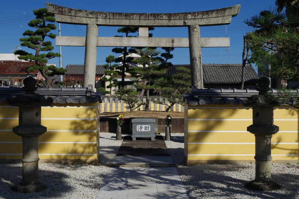 松應寺の松平広忠公御廟所とお手植えの松