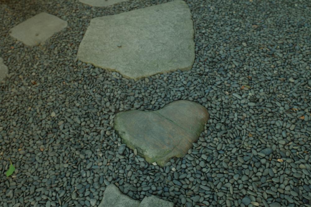 ３．菅生神社のハート石（乙川沿い）