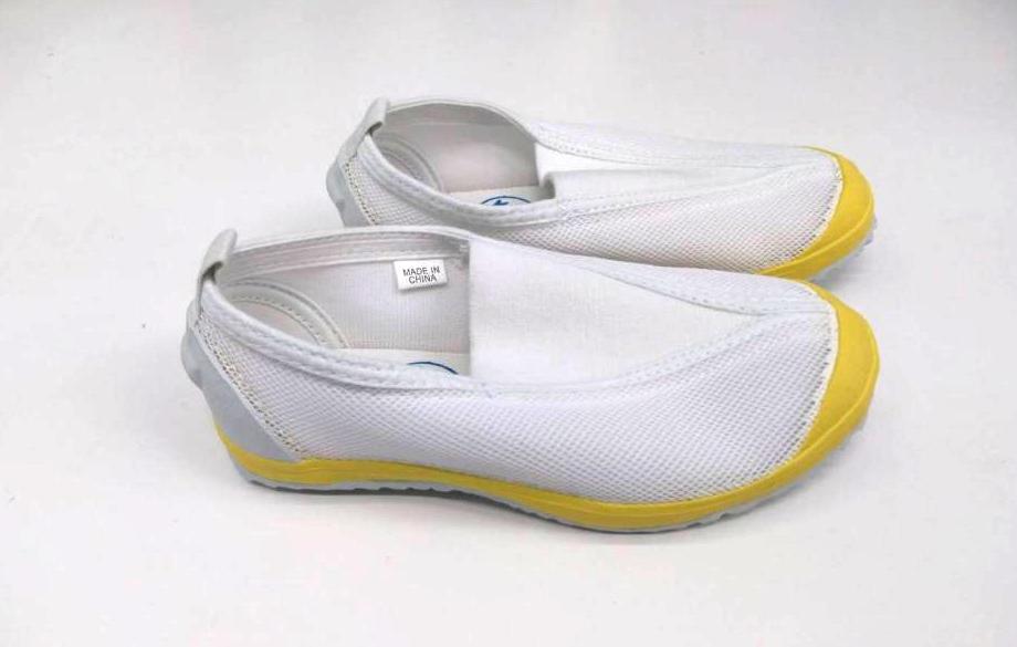 体育館シューズ