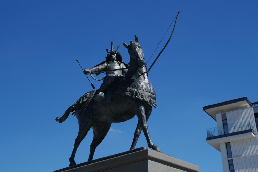 徳川家康公像へと続く「天下の道」で主を見守る、徳川四天王像