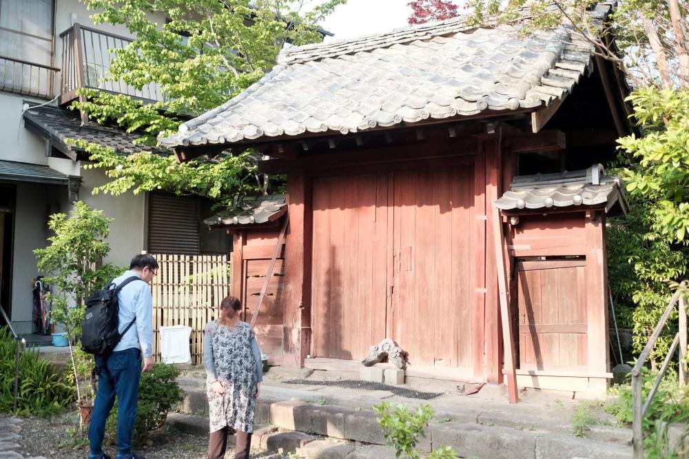 戦火を免れ、焼け野原の中でそびえたっていた「奇跡の赤門」