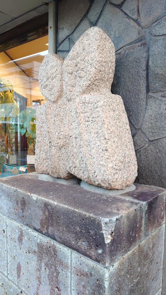 この石像を作ったのは、岡崎市出身の彫刻家「鈴木政夫」氏でした。