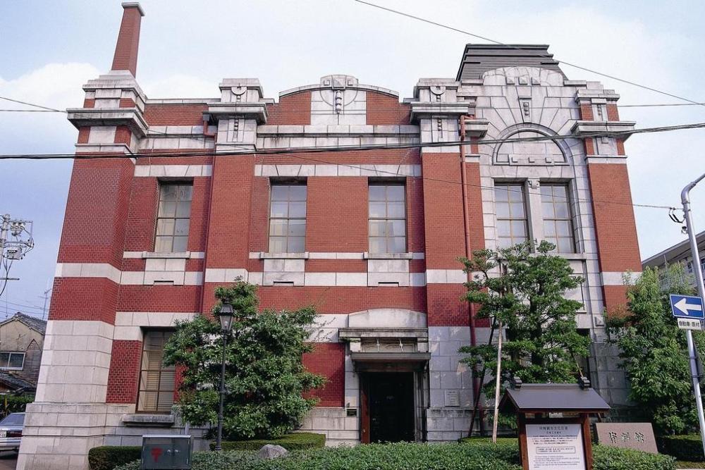 赤レンガのクラシカルな建物は国の有形文化財、「岡崎信用金庫資料館」（籠田町）