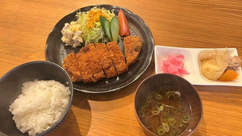 【康生ランチ】TAKO QUEEN、本日の日替わりランチは「とんかつ定食」（岡崎／籠田公園）