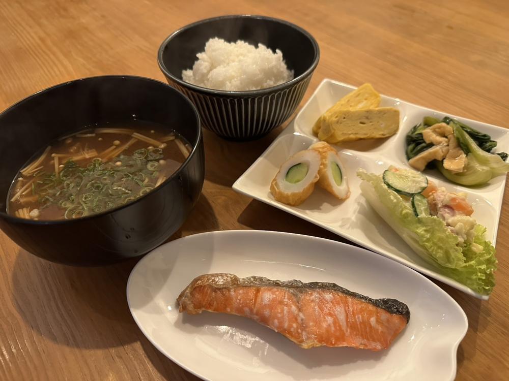 【康生ランチ】TAKO QUEEN、本日の日替わりランチは「鮭とおばんざい定食」（岡崎／籠田公園）