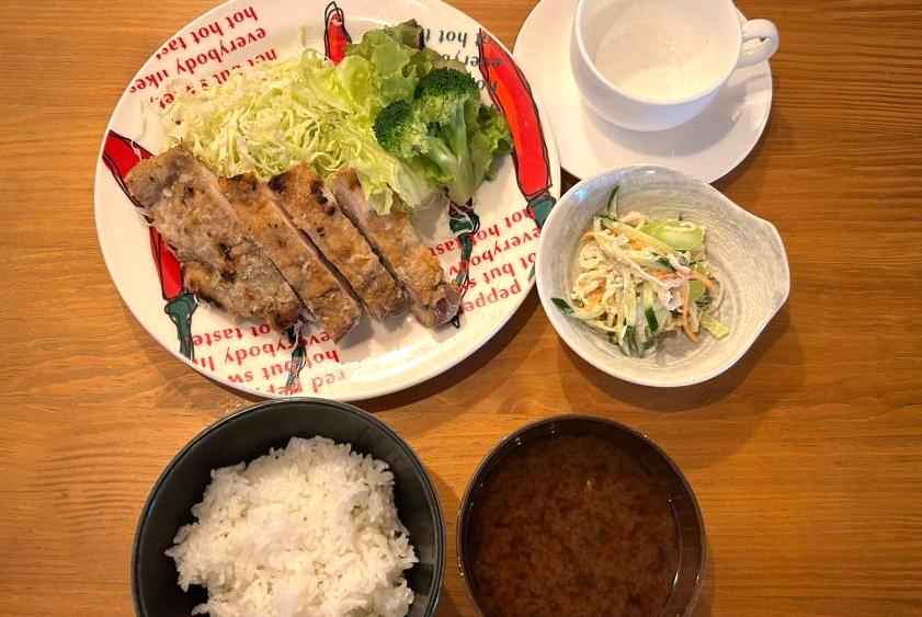 【康生ランチ】TAKO QUEEN、本日の日替わりランチは「チキンのスパイス焼き定食」（岡崎／籠田公園）