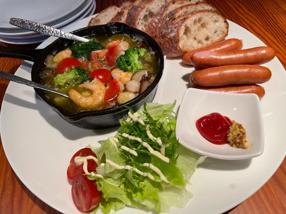 パスタ＆カフェBAKU｜約40種のパスタ×ピザ×おつまみプレート！夜もくつろげる“ちょい飲みカフェ”