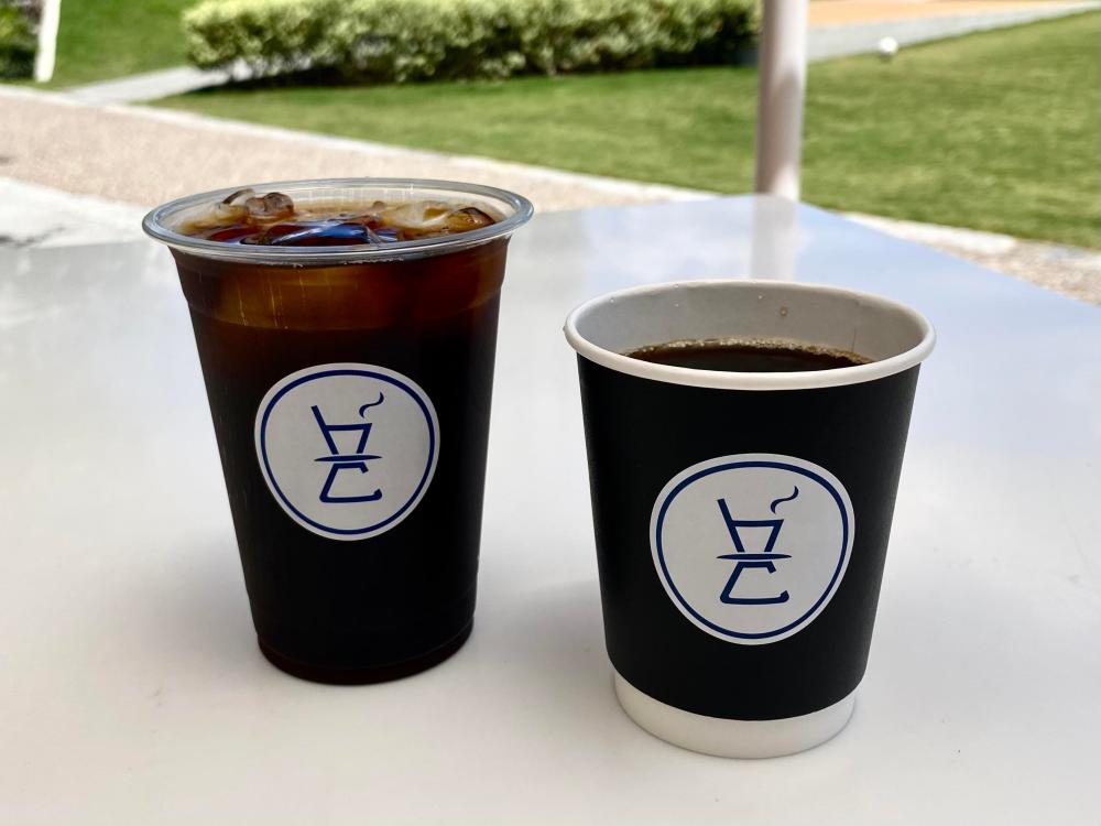 hiro cafe（ヒロカフェ）｜元先生が淹れる香り高いハンドドリップコーヒーが魅力。籠田公園の“黄色いキッチンカーカフェ”
