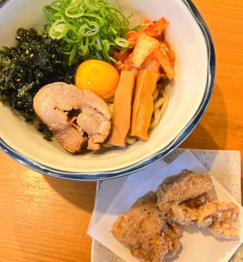 タコクイーン｜岡崎・籠田公園すぐの飲み屋で食べる！太麺×濃厚だれの“油そば 極み”