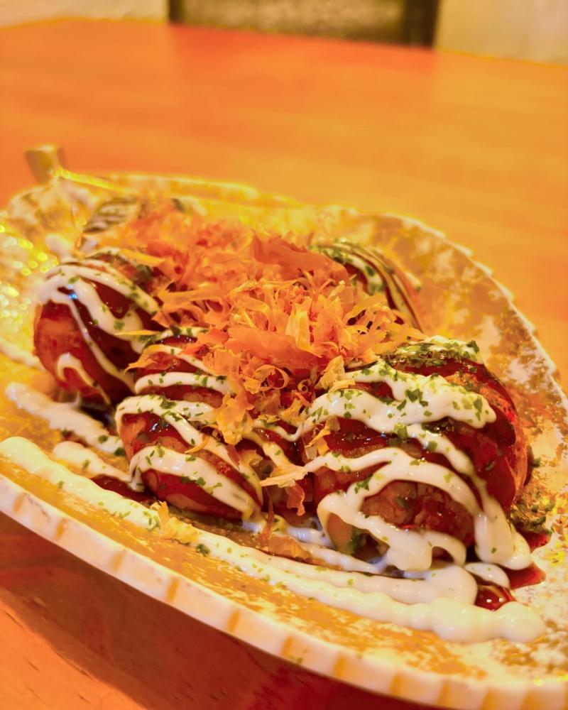 ■ タコクイーン｜昼はたこ焼き、夜は居酒屋バー！屋台メシで一杯楽しめる“二刀流”ローカル酒場