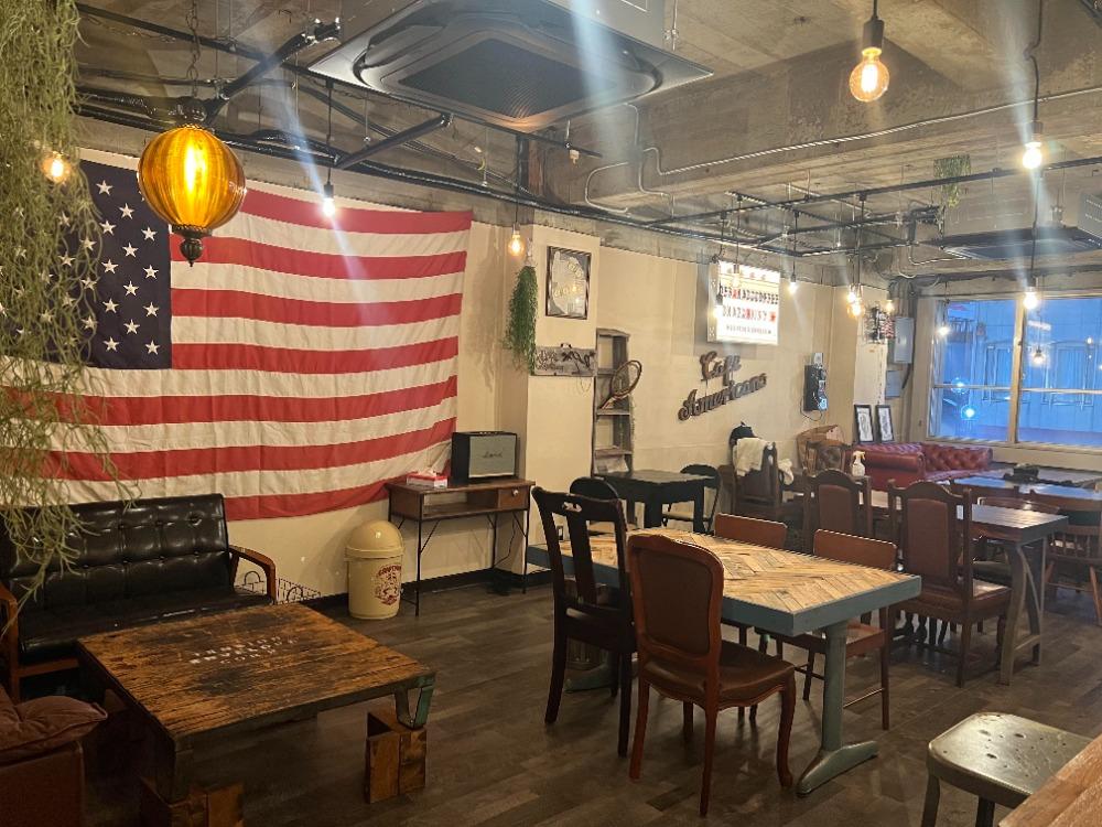 ２階に上がると、テーブル席が。アメリカン＆木の温もりに包まれた“カジュアル空間”