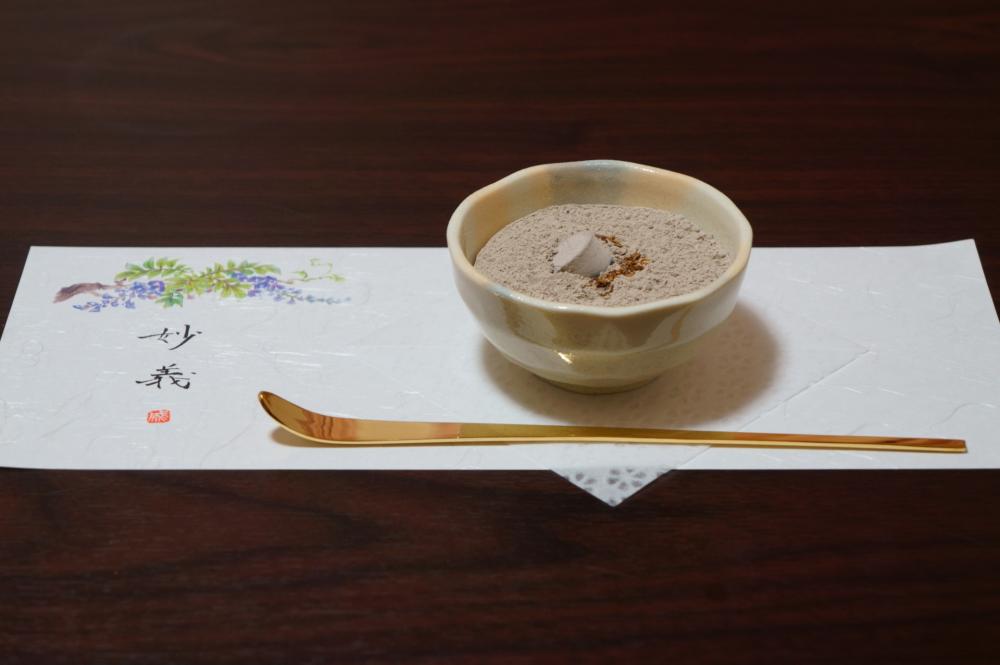 地下ギャラリー「燈庵」で行う、”聞香（もんこう）体験”