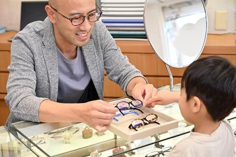 【岡崎】初めての子ども用メガネはomodok(オモドック)!子どもが嫌がらない理由と「よしかわや眼鏡舗」の安心サポート