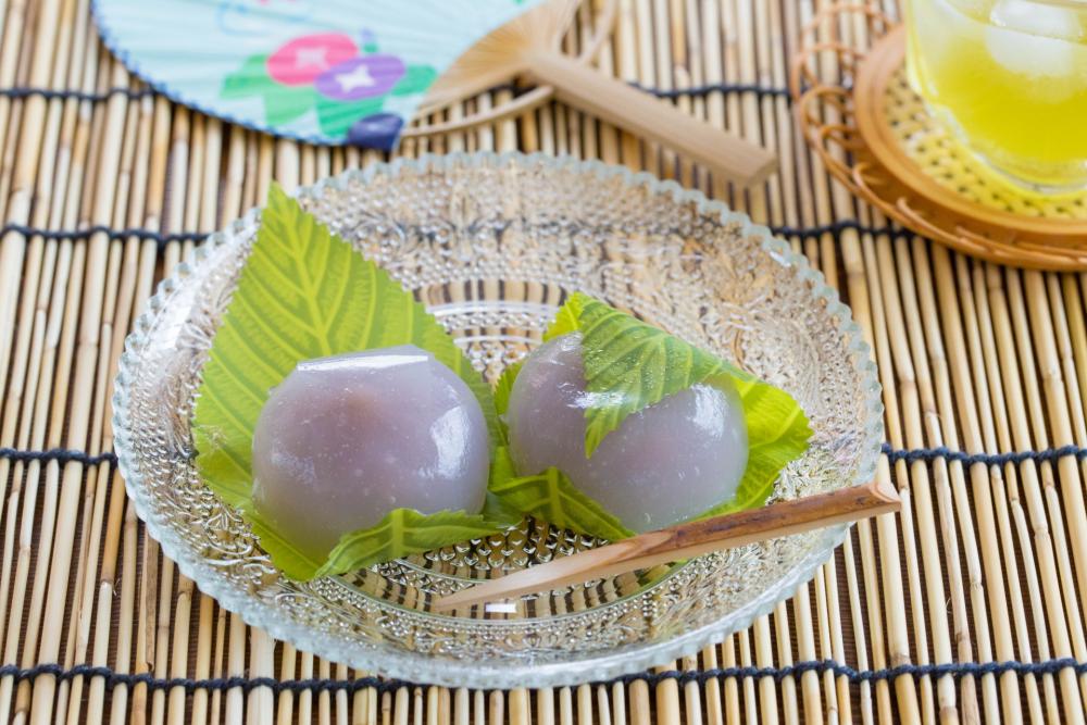 水まんじゅうは夏の手土産におすすめ！涼やかな見た目で喜ばれる理由