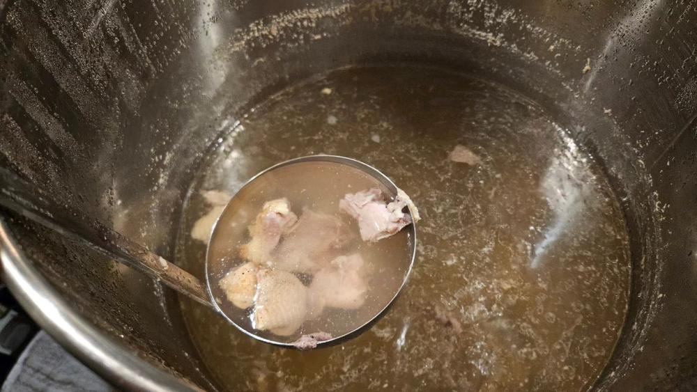 黒薩摩鶏のガラで出汁を取ります