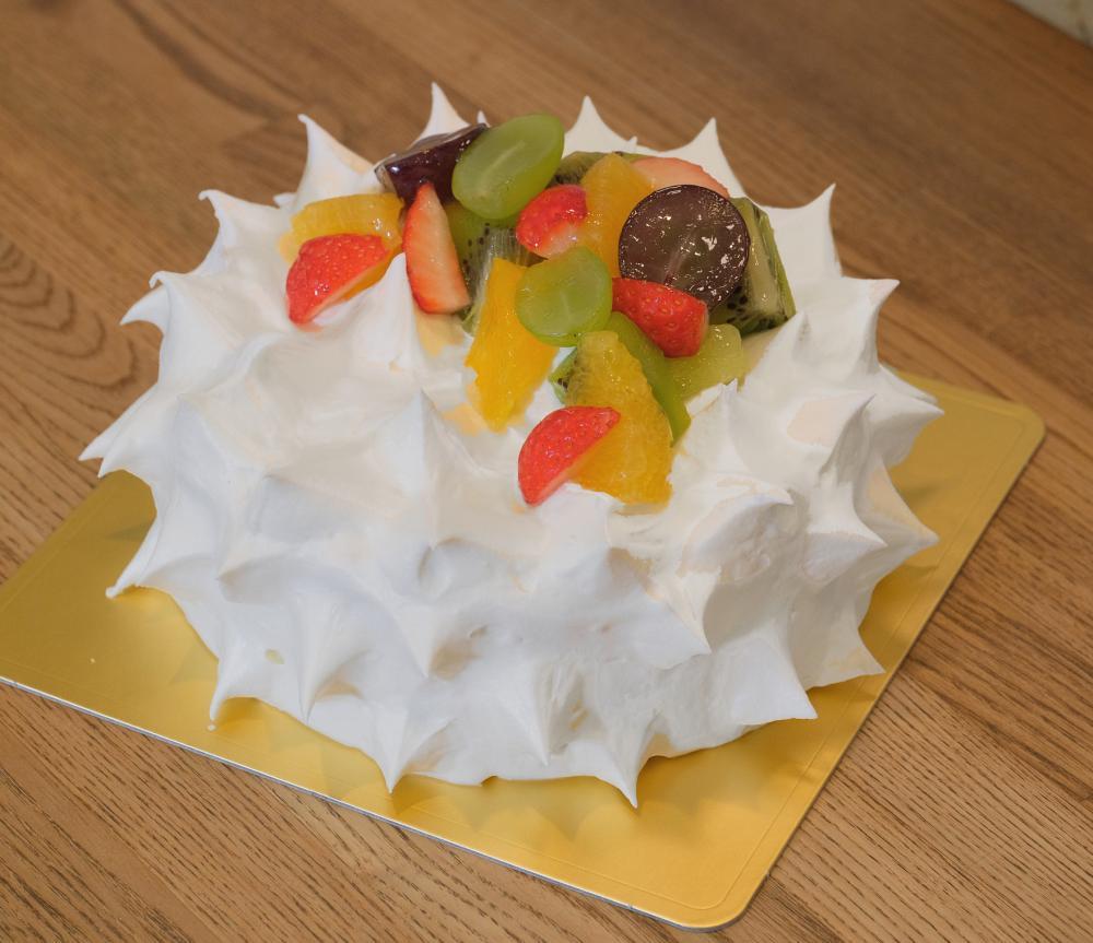 ちなみに、てつやさんの誕生日に贈られたのは、ウッド洋菓子店の名物「つのつのデコレーションケーキ」