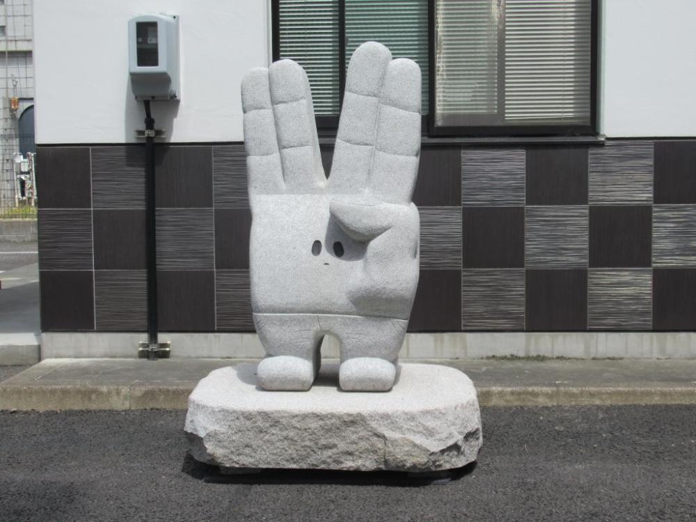 ５．康生交番の横にある休憩スポット・康生スタンドに『ピースの二乗のアイツ像』が登場