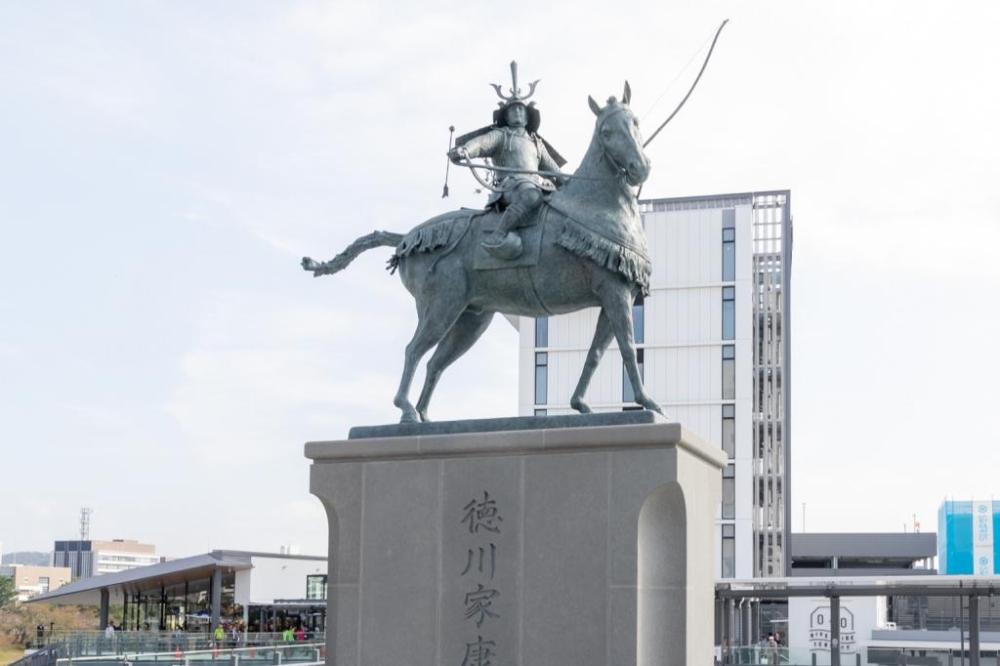 二十五歳当時の姿が 日本最大級の銅像に『徳川家康公像』