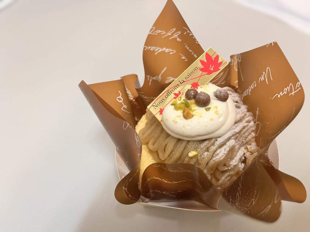オシャレなデコレーションに目を奪われる『和栗モンブラン』（ベルン洋菓子店）