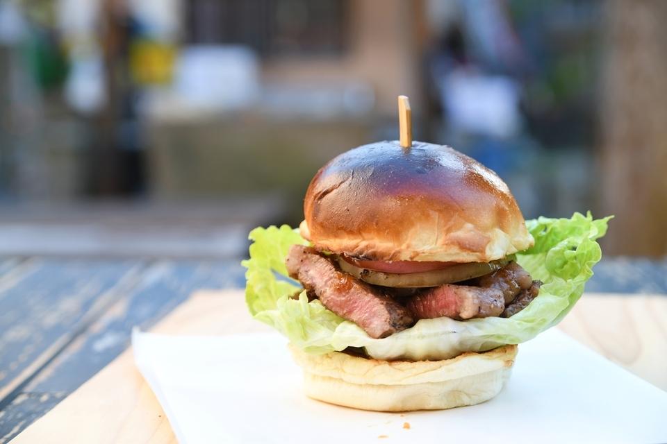 国産黒毛和牛を楽しめるハンバーガーやお弁当を提供
