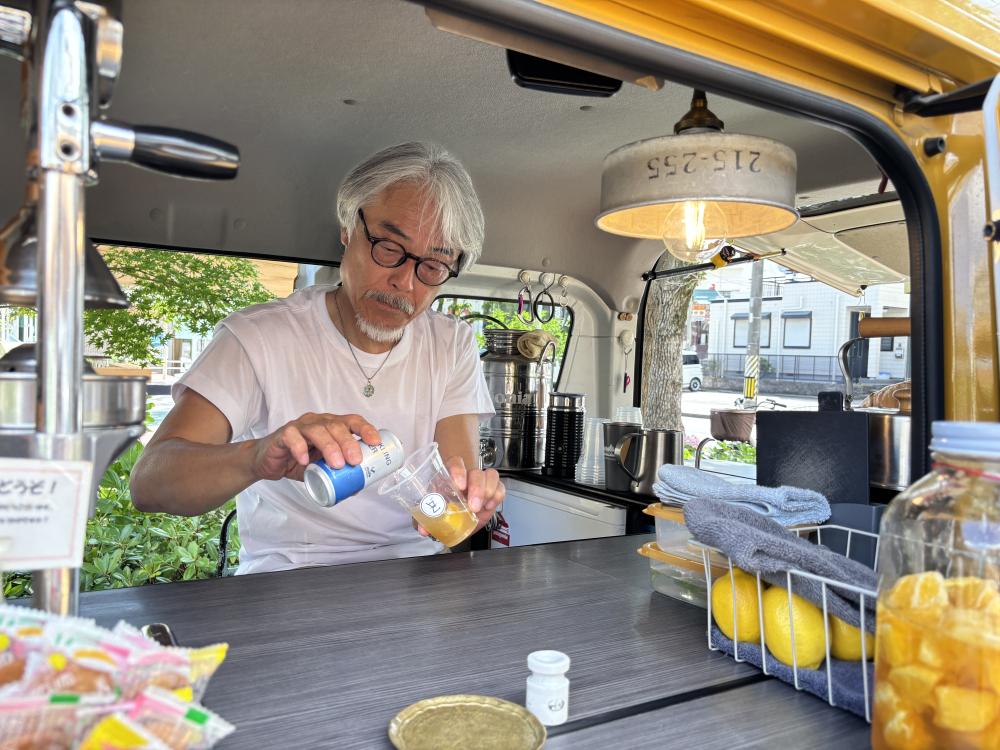 暑い夏の日にほっと一息。籠田公園の黄色いキッチンカー