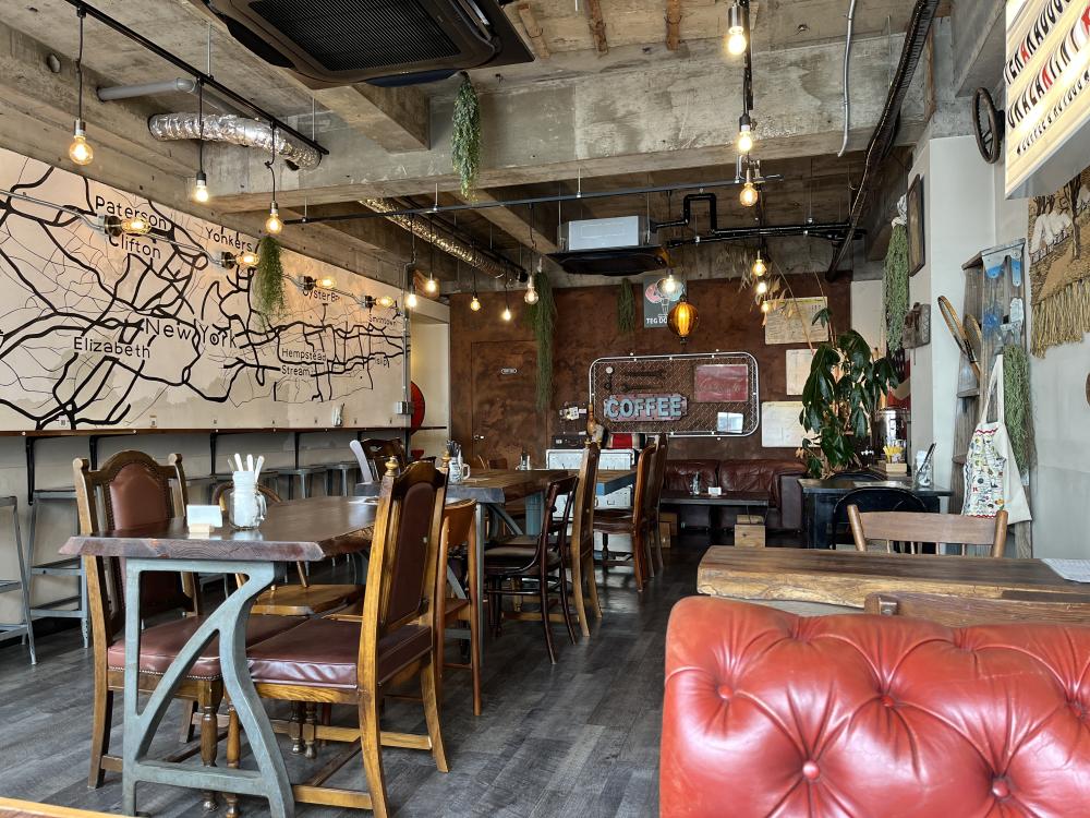 アンティークな内装も魅力的なお店