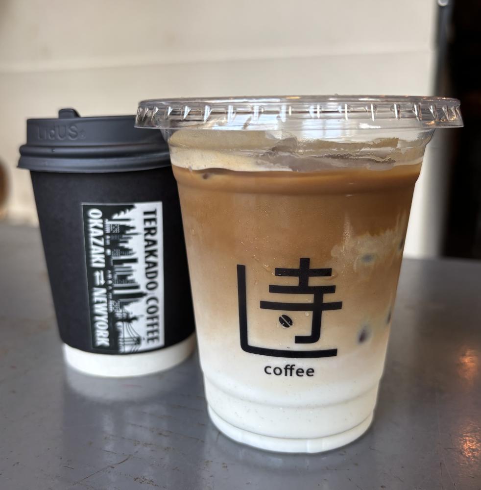 【テラカドコーヒー(写真左)】530円(税込)　　【テラカドラテ(写真右)】590円(税込)