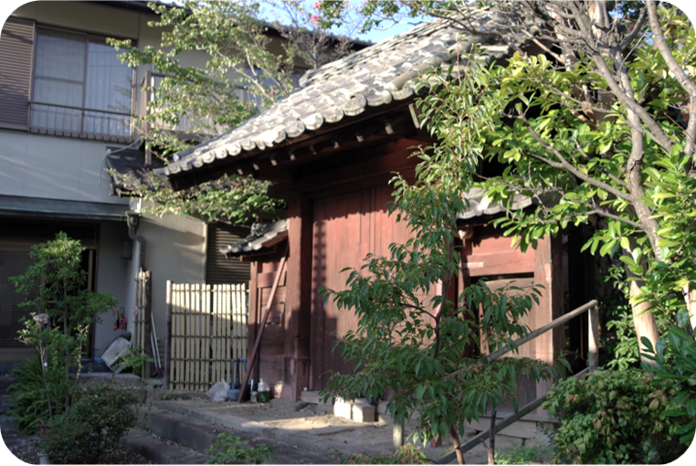 ⑤時代を越えてまちを見守り続ける、希望の象徴「赤門」（西岸寺）