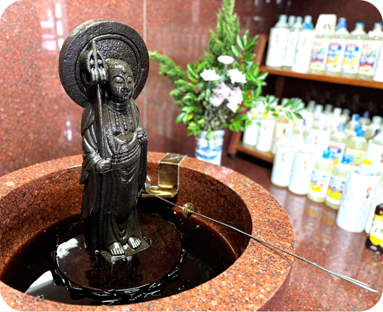 ③胡麻油を掛けて開運祈願。商売繁盛を願いたい油掛け地蔵尊(善入院)