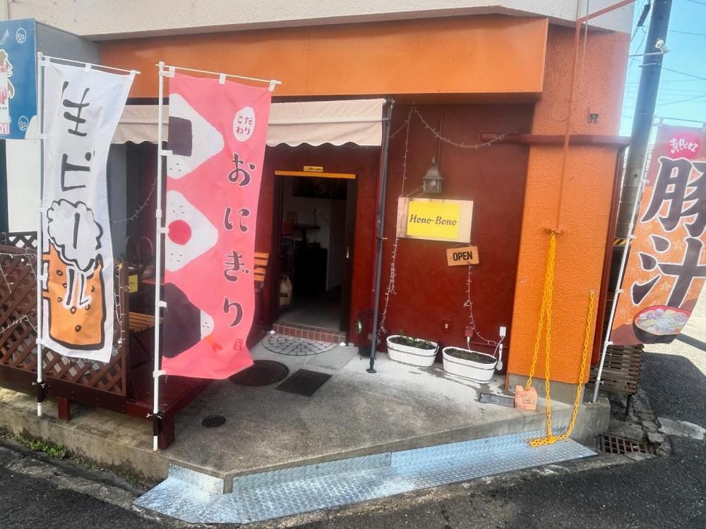 オレンジの壁とテラスが目印の小さなお店です